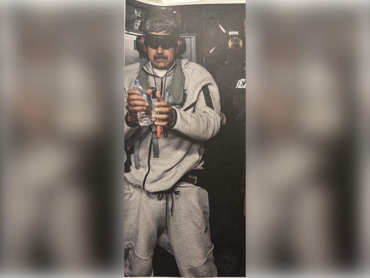 ▲川普po出馬杜洛遭逮照，雙眼遭蒙、雙手上銬。（圖／翻攝自Facebook／The White House）