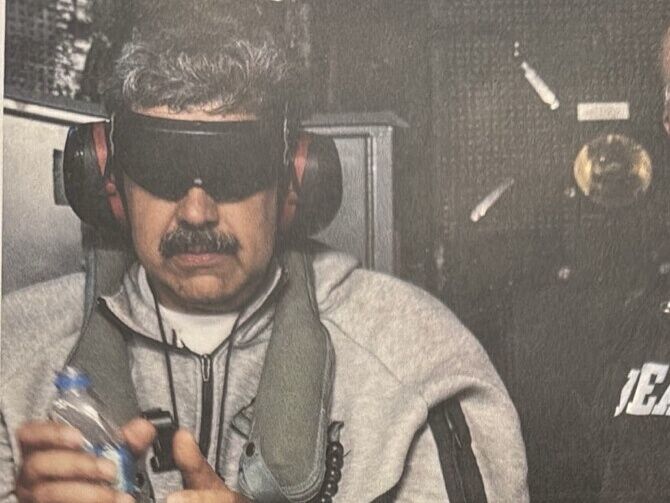 ▲▼川普po出委內瑞拉總統馬杜洛遭逮照，雙眼遭蒙、雙手上銬。（圖／翻攝自Facebook／The White House）