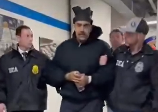 ▲▼委內瑞拉總統馬杜洛（Nicol&aacute;s Maduro）上銬押解最新畫面。（圖／翻攝自X／@RapidResponse47）