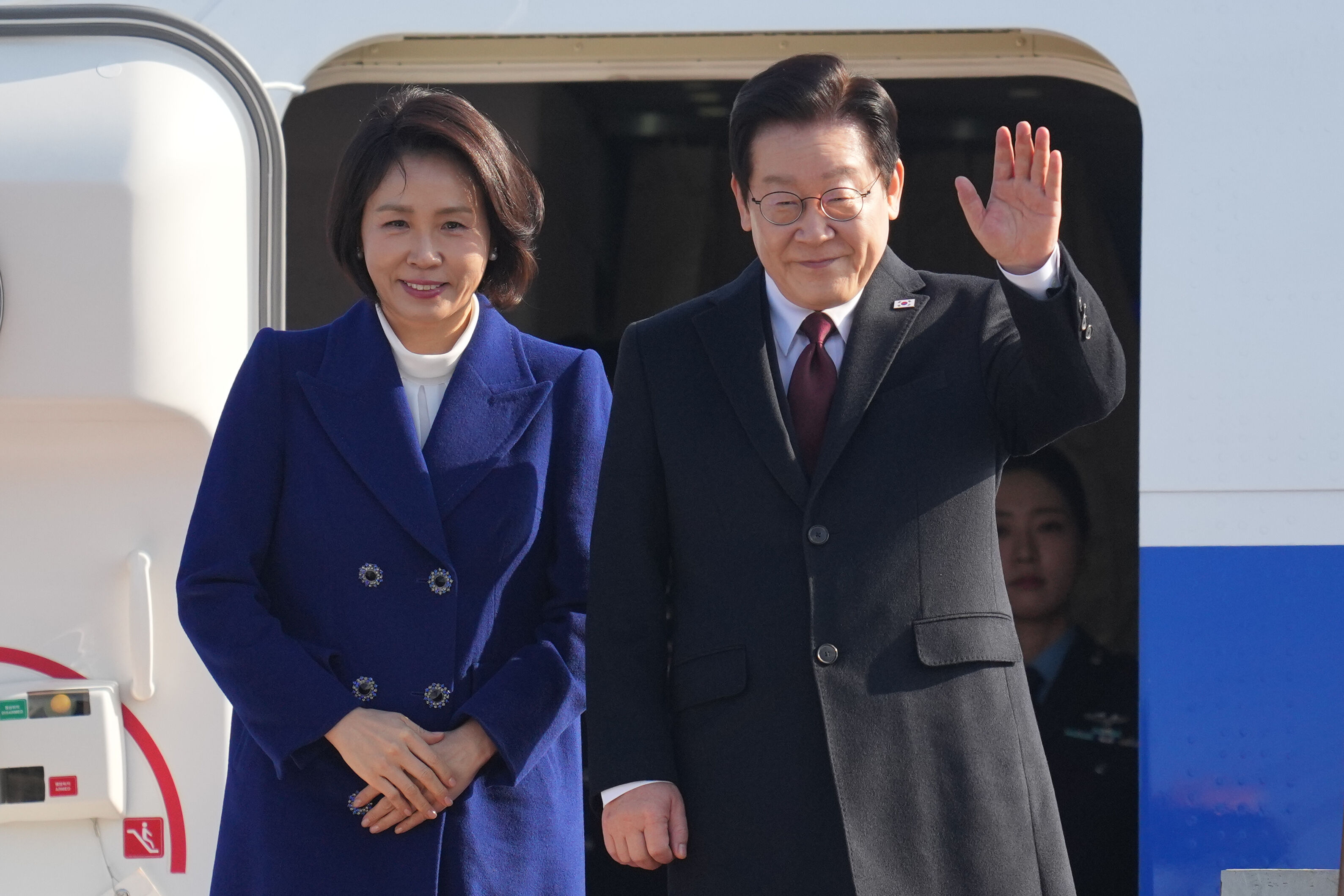▲▼南韓總統李在明、第一夫人金惠景4日從位於京畿道城南市的首爾機場啟程飛往中國北京。(圖/達志影像/美聯社)