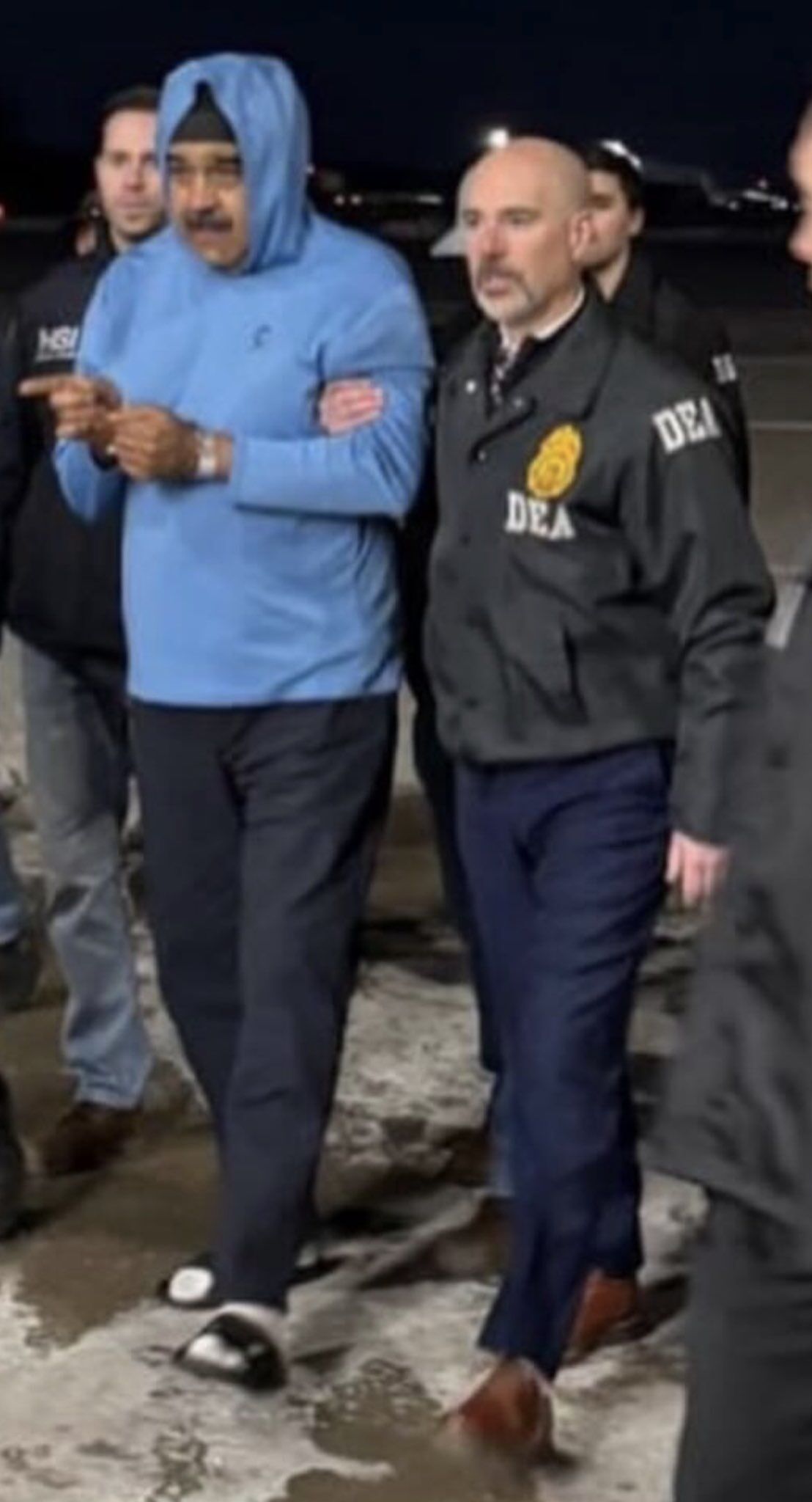 ▲馬杜洛著藍色上衣。（圖／翻攝自X）