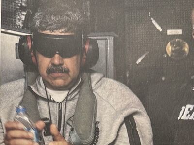 快訊／押解畫面曝光！川普PO照「馬杜洛戴眼罩、手銬」登硫磺島號