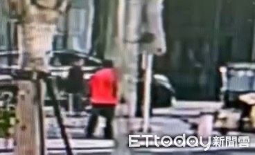 高雄南華市場2男持開山刀、棍棒械鬥　警帶盾牌衝現場