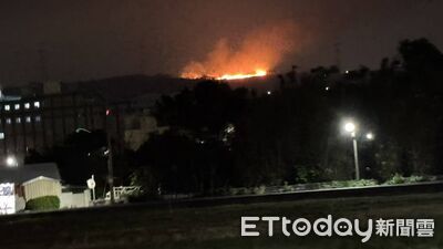 台中沙鹿火燒山！雜草燃燒綿延1000平方公尺　消防緊急搶救