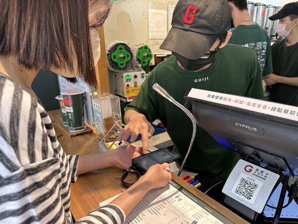 ▲▼民眾至特約店家消費使用商圈折抵券。（圖／北市商業處提供）