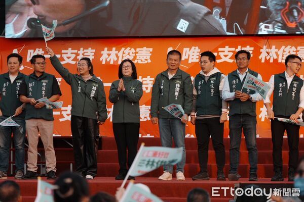 ▲林俊憲於新營舉辦大型造勢活動，現場湧入破萬名溪北鄉親力挺，展現強勁基層動能。（記者林東良翻攝，下同）