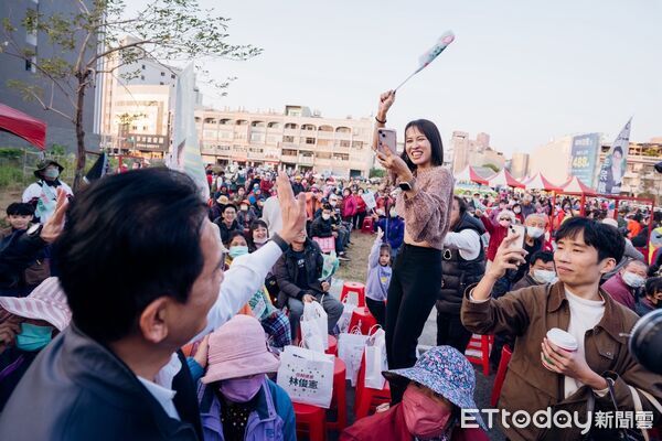 ▲林俊憲於新營舉辦大型造勢活動，現場湧入破萬名溪北鄉親力挺，展現強勁基層動能。（記者林東良翻攝，下同）