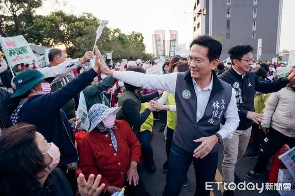 ▲林俊憲於新營舉辦大型造勢活動，現場湧入破萬名溪北鄉親力挺，展現強勁基層動能。（記者林東良翻攝，下同）