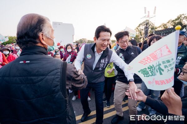▲林俊憲於新營舉辦大型造勢活動，現場湧入破萬名溪北鄉親力挺，展現強勁基層動能。（記者林東良翻攝，下同）