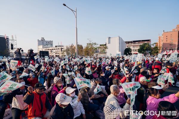 ▲林俊憲於新營舉辦大型造勢活動，現場湧入破萬名溪北鄉親力挺，展現強勁基層動能。（記者林東良翻攝，下同）