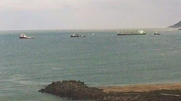 ▲「通鴻輪」在兩艘大拖船協助下順利脫淺。（圖／港務公司提供）