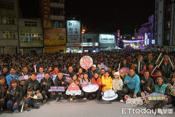 ▲縣長張麗善、斗六市長林聖爵等人出席啟燈儀式，與民眾一同迎接2026年。（圖／記者游瓊華翻攝）