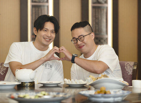 ▲姚淳耀(左)與鄭淳豪(右)首度搭檔，兩人比心示愛。（圖／華視提供）