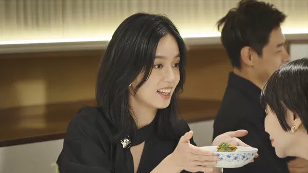 ▲姚淳耀(左)與鄭淳豪(右)首度搭檔，兩人比心示愛。（圖／華視提供）