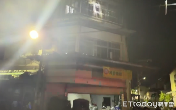 ▲台南市安南區國安街巷內3樓透天住宅晚間發生火警，消防人員迅速出水搶救，火勢很快獲得控制。（記者林東良翻攝，下同）