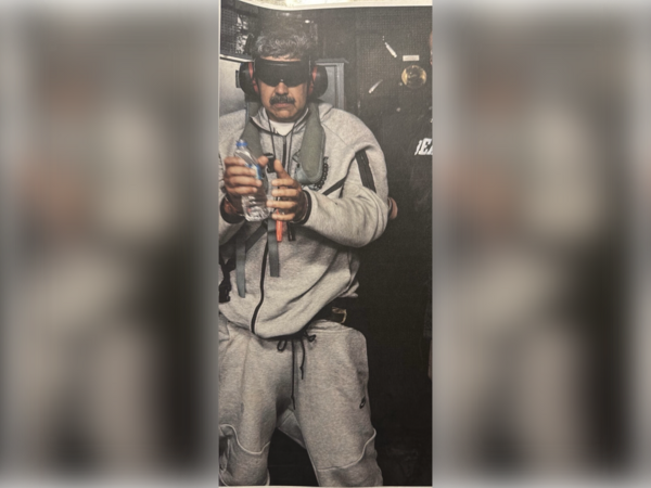 ▲▼川普po出馬杜洛遭逮照，雙眼遭蒙、雙手上銬。（圖／翻攝自川普Facebook）