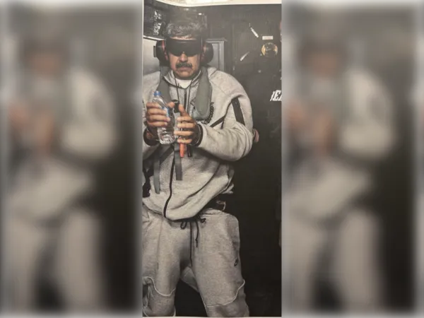 ▲▼川普po出馬杜洛遭逮照，雙眼遭蒙、雙手上銬。（圖／翻攝自川普Facebook）