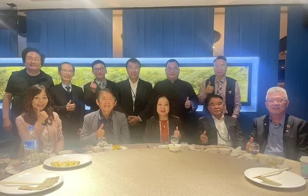 ▲TILSCA新舊任理事長交接典禮上，前排左二起卸任理事長劉詩宗與新任理事長秦玉玲及理監事合影           。（圖／TILSCA提供）