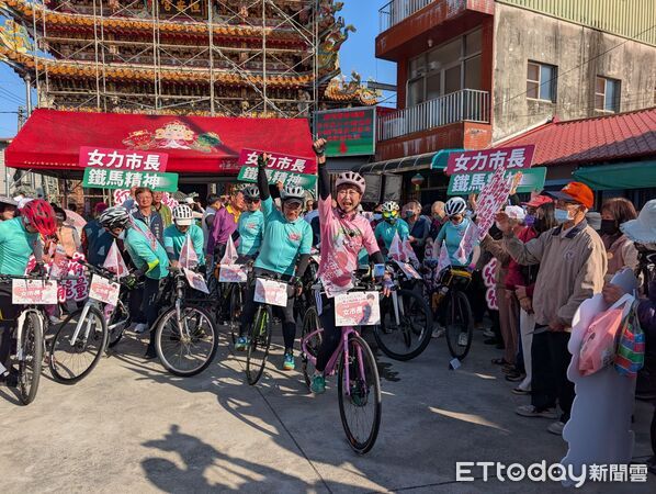 ▲立委陳亭妃「行動政府・行動正能量」37區鐵馬行動邁入第三天，持續騎進基層、傾聽民意，沿途獲得不少民眾加油打氣。（記者林東良翻攝，下同）