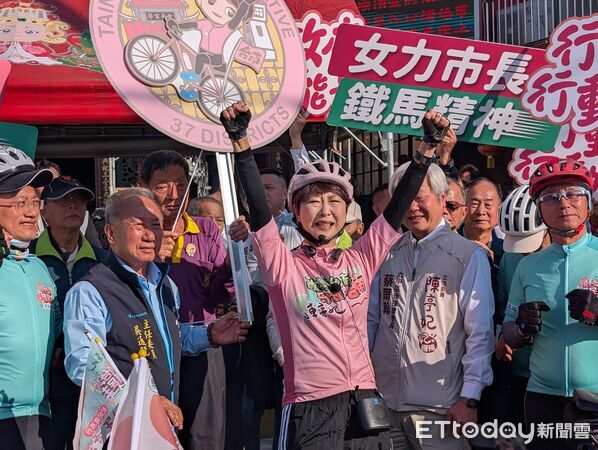 ▲立委陳亭妃「行動政府・行動正能量」37區鐵馬行動邁入第三天，持續騎進基層、傾聽民意，沿途獲得不少民眾加油打氣。（記者林東良翻攝，下同）