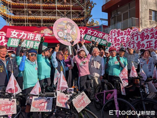 ▲立委陳亭妃「行動政府・行動正能量」37區鐵馬行動邁入第三天，持續騎進基層、傾聽民意，沿途獲得不少民眾加油打氣。（記者林東良翻攝，下同）
