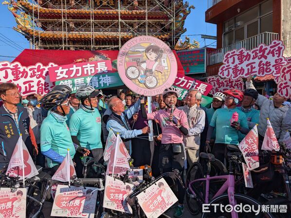 ▲立委陳亭妃「行動政府・行動正能量」37區鐵馬行動邁入第三天，持續騎進基層、傾聽民意，沿途獲得不少民眾加油打氣。（記者林東良翻攝，下同）