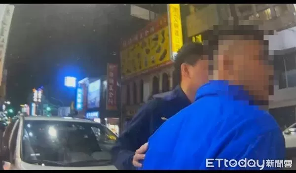 ▲▼自小客車副駕駛不滿停車費計算方式，攻擊停車收費員被以現行犯逮捕。（圖／記者游芳男翻攝）