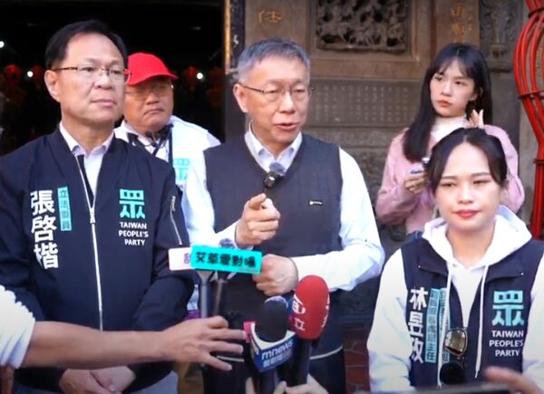 ▲柯文哲4日陪同民眾黨立委張啓楷在嘉義市掃街拜票並受訪。（圖／民眾黨提供）