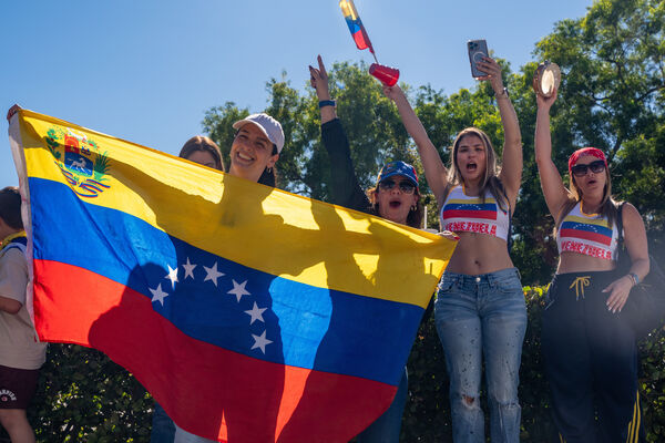 ▲▼馬杜洛被抓，委內瑞拉移民湧上美國佛州邁阿密近郊的多勒爾（Doral）街頭慶祝。（圖／達志影像／美聯社）