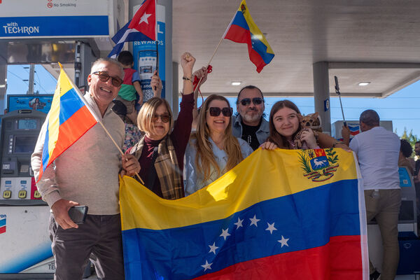 ▲▼馬杜洛被抓，委內瑞拉移民湧上美國佛州邁阿密近郊的多勒爾（Doral）街頭慶祝。（圖／達志影像／美聯社）