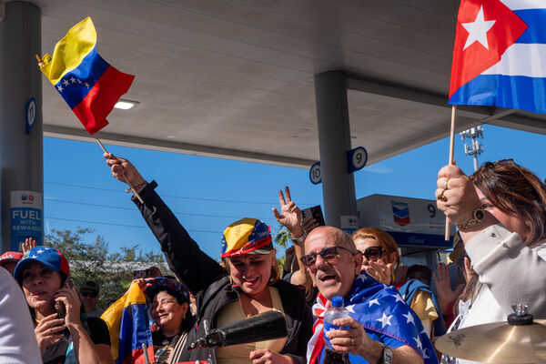 ▲▼馬杜洛被抓，委內瑞拉移民湧上美國佛州邁阿密近郊的多勒爾（Doral）街頭慶祝。（圖／達志影像／美聯社）