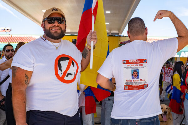 ▲▼馬杜洛被抓，委內瑞拉移民湧上美國佛州邁阿密近郊的多勒爾（Doral）街頭慶祝。（圖／達志影像／美聯社）