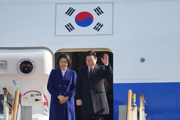 ▲▼南韓總統李在明、第一夫人金惠景4日從位於京畿道城南市的首爾機場啟程飛往中國北京。（圖／達志影像／美聯社）