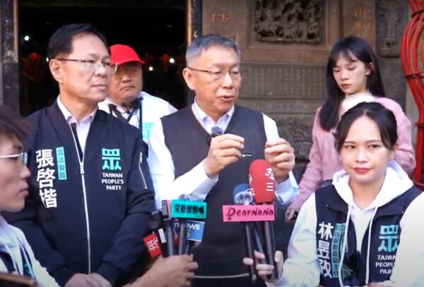 ▲柯文哲4日陪同民眾黨立委張啓楷在嘉義市掃街拜票並受訪。（圖／民眾黨提供）