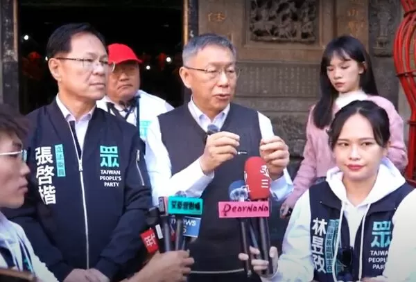 ▲柯文哲4日陪同民眾黨立委張啓楷在嘉義市掃街拜票並受訪。（圖／民眾黨提供）