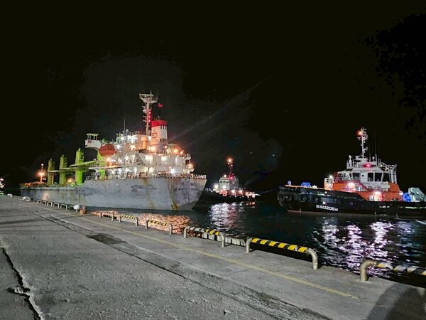 ▲「通鴻輪」安全靠泊於花蓮港22號碼頭。（圖／航港局提供）