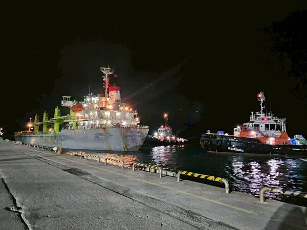 ▲「通鴻輪」安全靠泊於花蓮港22號碼頭。（圖／航港局提供）