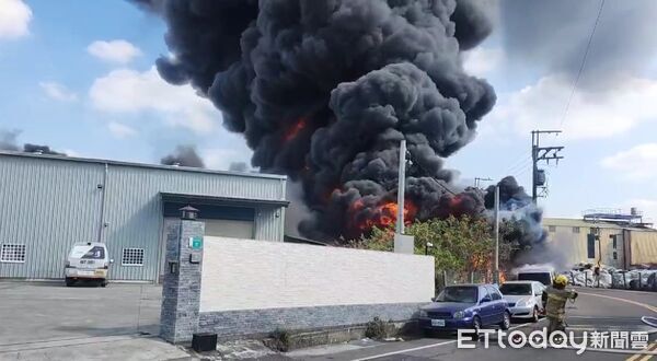 ▲▼永康傳出廢棄物燃燒導致火警，火勢更延燒到隔壁工廠。（圖／記者林東良翻攝）