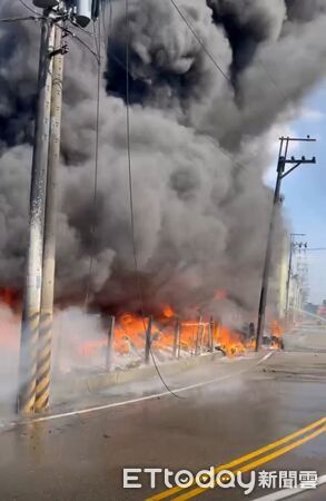 ▲▼永康傳出廢棄物燃燒導致火警，火勢更延燒到隔壁工廠。（圖／記者林東良翻攝）