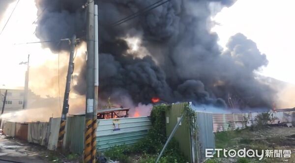 ▲▼永康傳出廢棄物燃燒導致火警，火勢更延燒到隔壁工廠。（圖／記者林東良翻攝）
