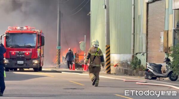 ▲▼永康傳出廢棄物燃燒導致火警，火勢更延燒到隔壁工廠。（圖／記者林東良翻攝）