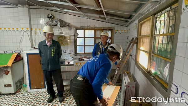 ▲台南市勞工局結合做工行善團志工，假日同步前往官田與麻豆修繕弱勢家庭住家，實踐「希望家園」理念。（記者林東良翻攝，下同）