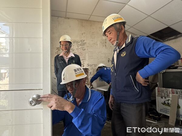 ▲台南市勞工局結合做工行善團志工，假日同步前往官田與麻豆修繕弱勢家庭住家，實踐「希望家園」理念。（記者林東良翻攝，下同）