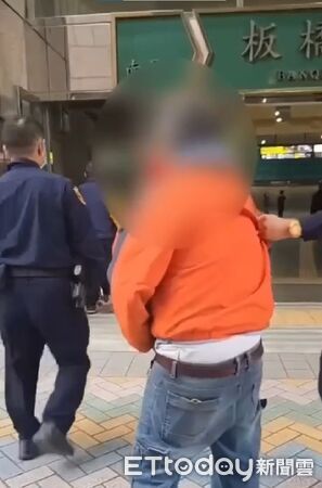 ▲▼阿伯進入板橋火車站女廁被抓包，竟在員警面前當場脫褲。（圖／記者陳以昇翻攝）