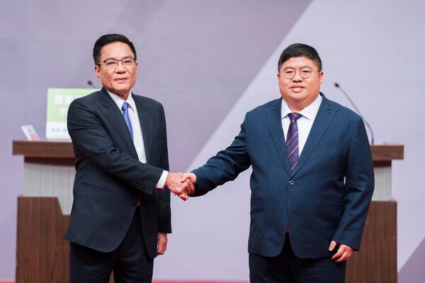 ▲▼2026民進黨嘉義縣長提名政見會，立委蔡易餘（右）、縣議員黃榮利（左）。（圖／民進黨提供）