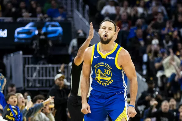 勇士一哥柯瑞光第3節就轟下20分，生涯第45次締造單節至少20分紀錄。（圖／路透）