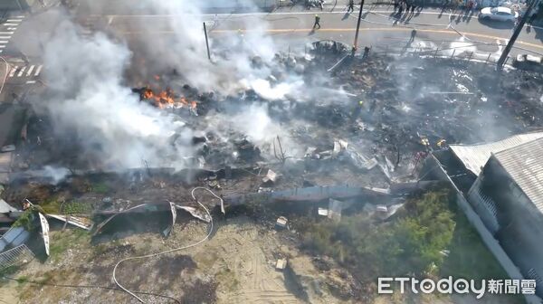 ▲▼火勢約在1小時內被撲滅，燃燒面積達200-300平方公尺。（圖／記者林東良翻攝）