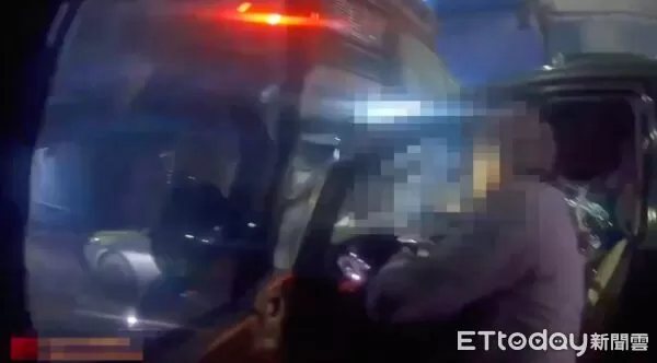 ▲▼張男未熄火跳下車險再釀事故，警方起獲毒品安非他命及依托咪酯喪屍煙彈             。（圖／記者陳以昇翻攝）