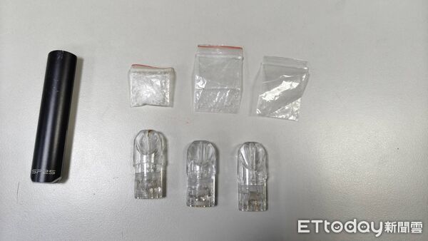 ▲▼張男未熄火跳下車險再釀事故，警方起獲毒品安非他命及依托咪酯喪屍煙彈             。（圖／記者陳以昇翻攝）