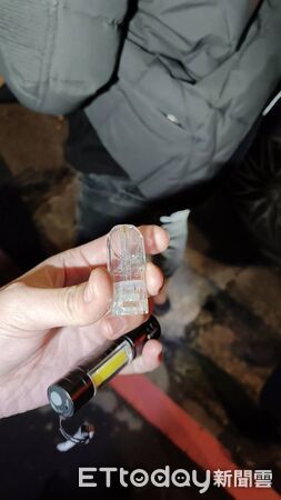 ▲▼張男未熄火跳下車險再釀事故，警方起獲毒品安非他命及依托咪酯喪屍煙彈             。（圖／記者陳以昇翻攝）